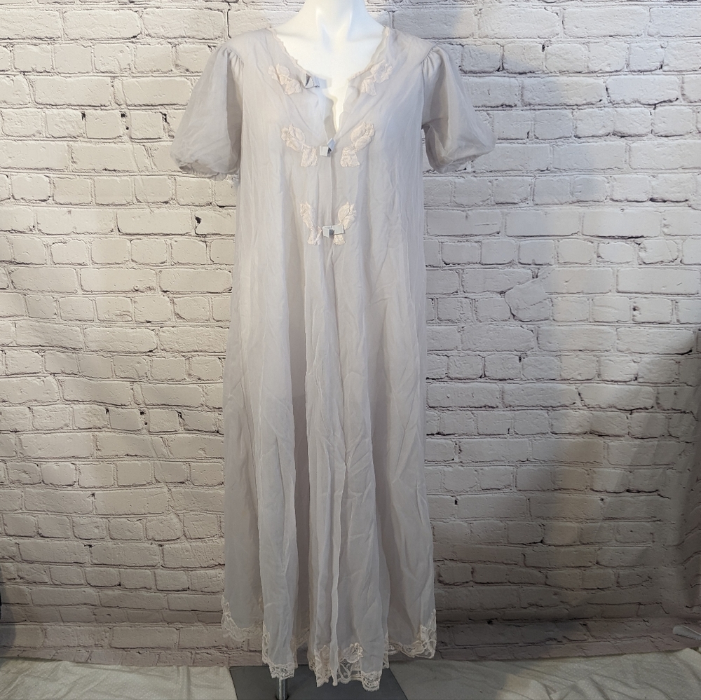 Vintage pale lavender sheer dressing gown/robe